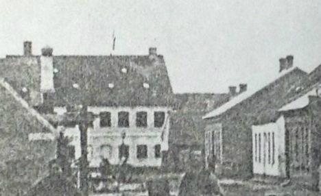 Garveriet, den store hvide bygning i bunden af billedet.